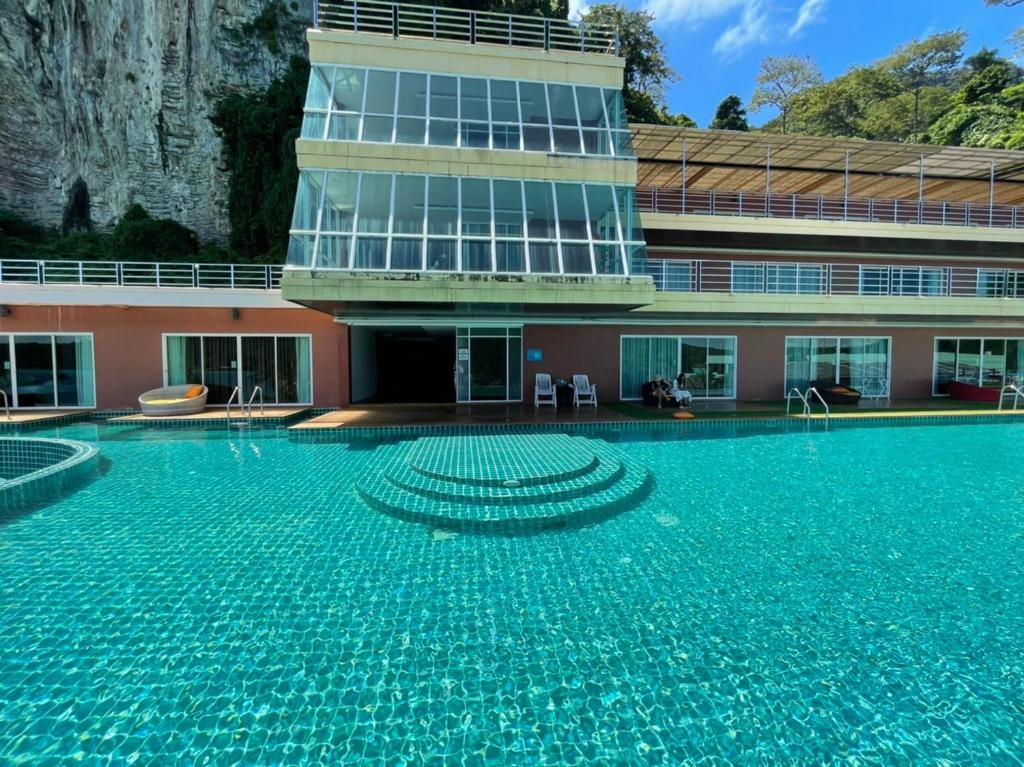 Phi Phi Cliff Beach Resort内部或周边的泳池