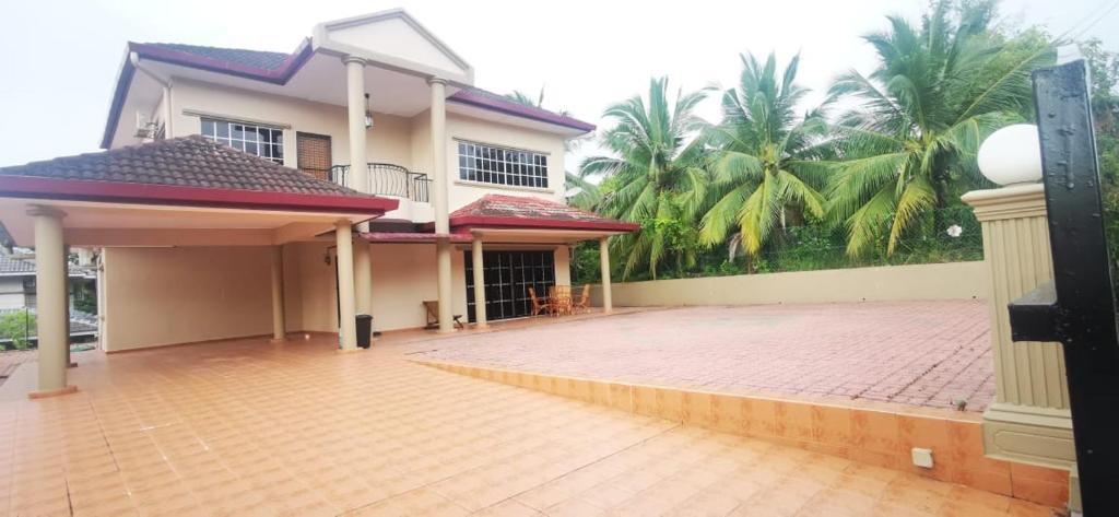 une grande maison avec une cour ornée de palmiers dans l'établissement PD Villa 12 Homestay, à Port Dickson
