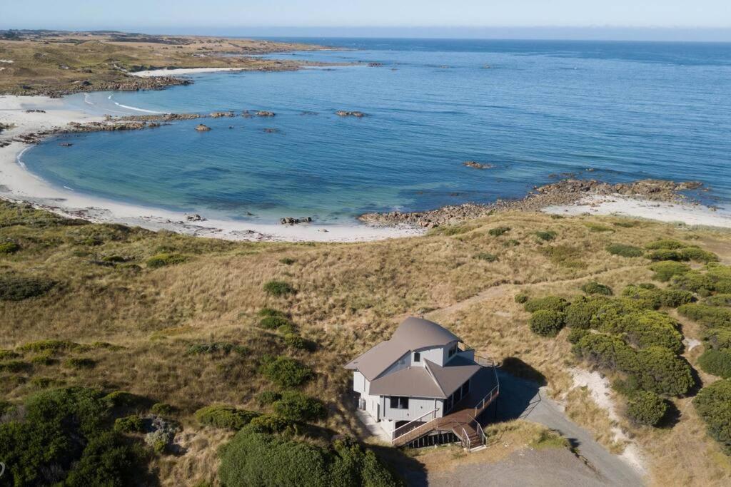 eine Luftansicht eines Hauses am Strand in der Unterkunft Wave Retreat, King Island in Loorana