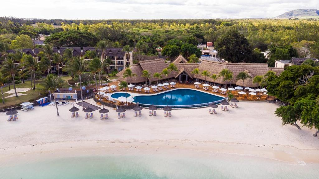 - une vue aérienne sur un complexe avec piscine et plage dans l'établissement Sands Suites Resort & Spa, à Flic-en-Flac