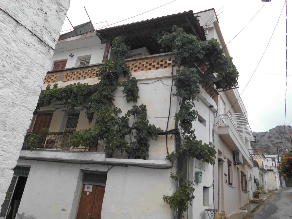 un edificio con plantas a su lado en Δυάρι Διαμέρισμα με μπαλκόνι στην Κριτσά, en Kritsá