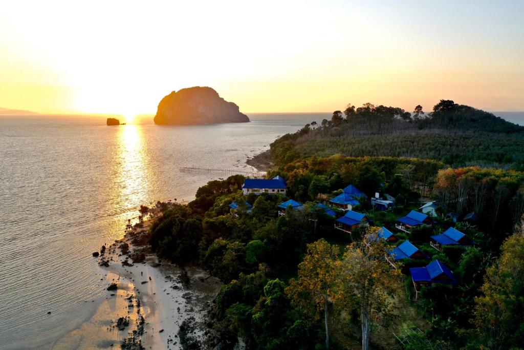 una vista aérea de una isla en el océano en Esmeralda View Resort - SHA Extra Plus, en Ko Yao Yai
