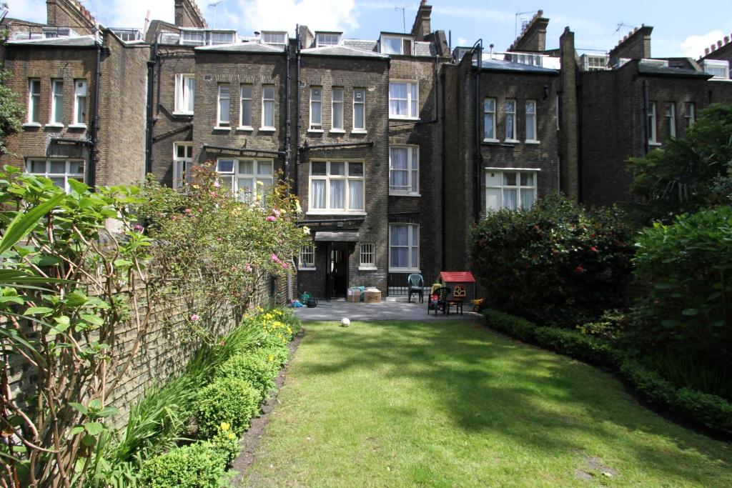 an old building with a yard in front of it at Ridgemount Hotel in London