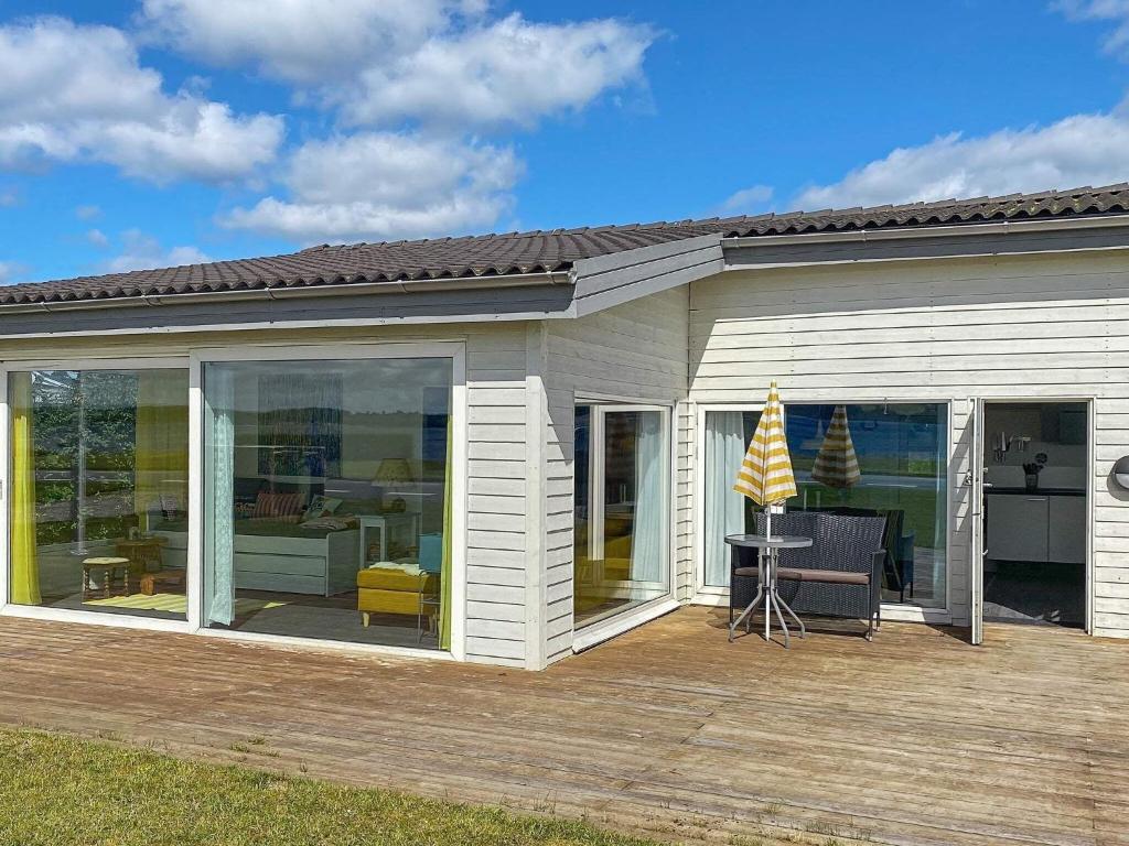 ein Haus mit Glasschiebetüren auf einer Terrasse in der Unterkunft Holiday home Aabenraa LXIII in Aabenraa