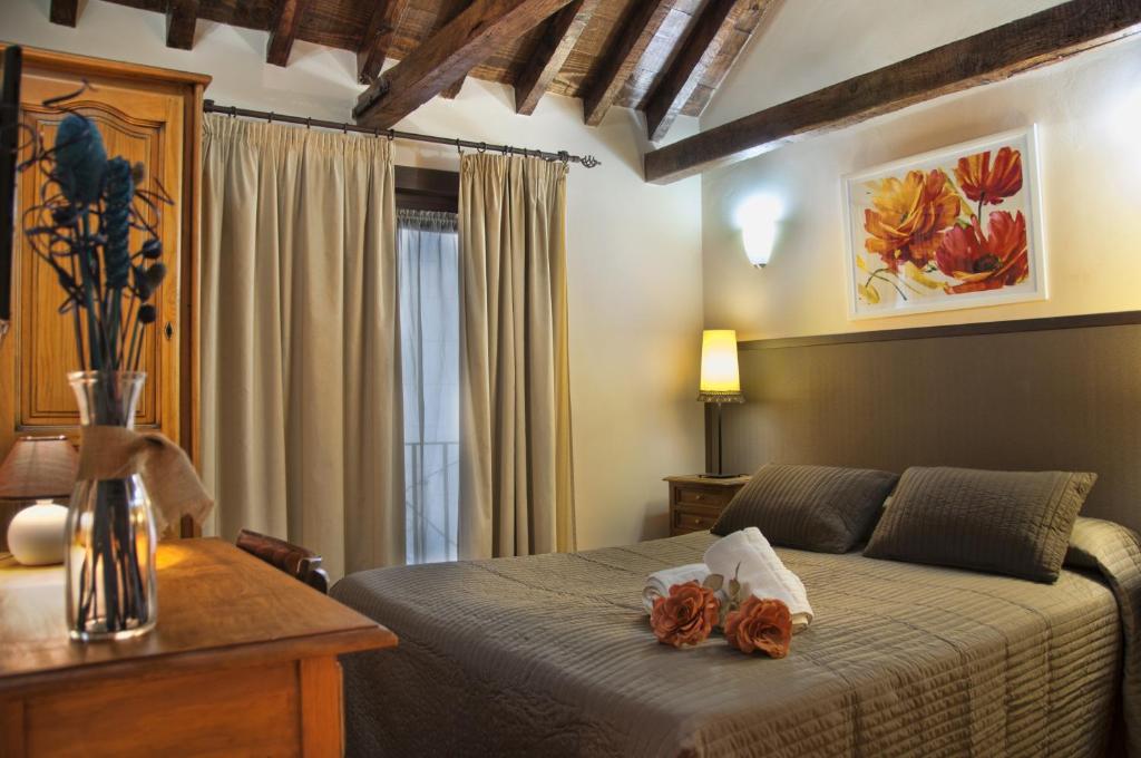 Un dormitorio con una cama con dos ositos de peluche. en Hostal Alfonso XII, en Toledo