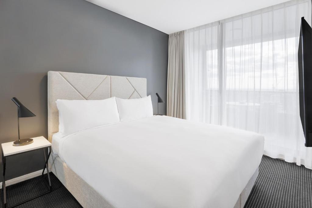 Postel nebo postele na pokoji v ubytování Meriton Suites Zetland
