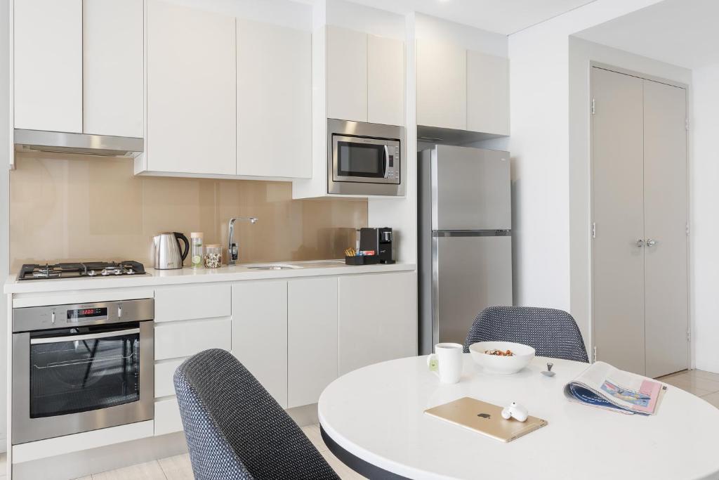 Kuchyň nebo kuchyňský kout v ubytování Meriton Suites Zetland