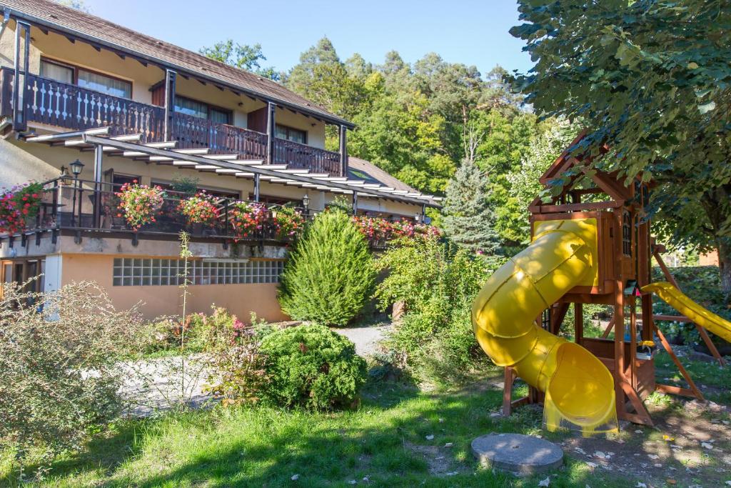 uno scivolo in un cortile di fronte a una casa di Le Freudeneck a Wangenbourg