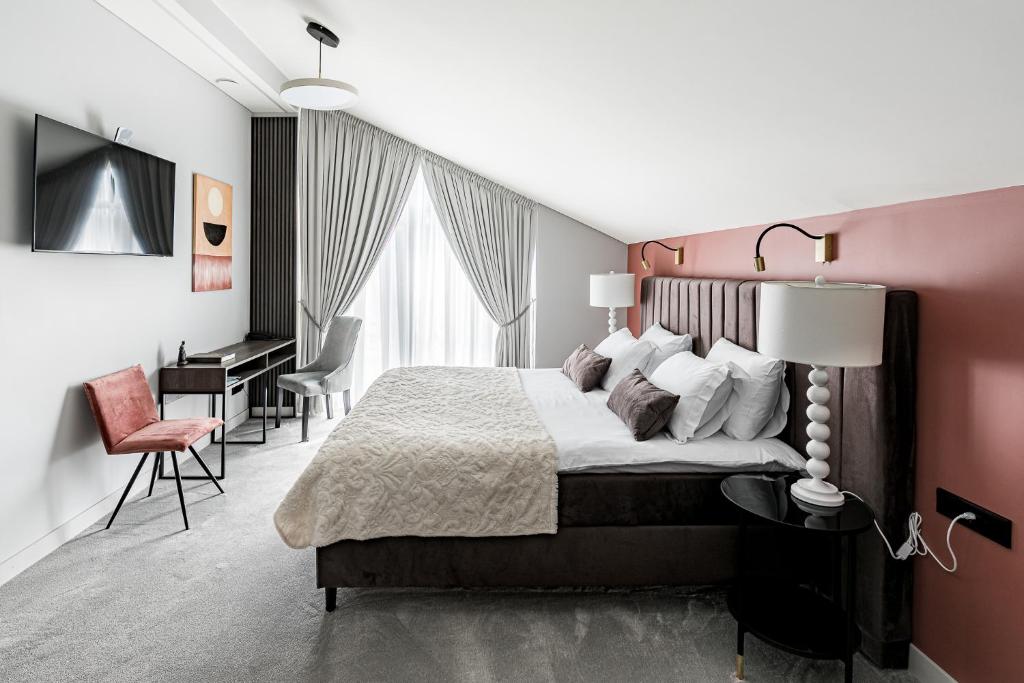 Postel nebo postele na pokoji v ubytování Oginski Hotel