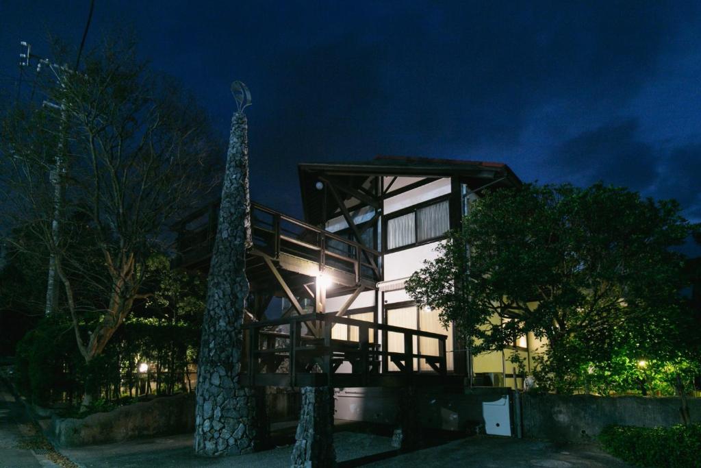 une maison éclairée la nuit dans l'établissement Kunigami-gun - House / Vacation STAY 80725, à Onna