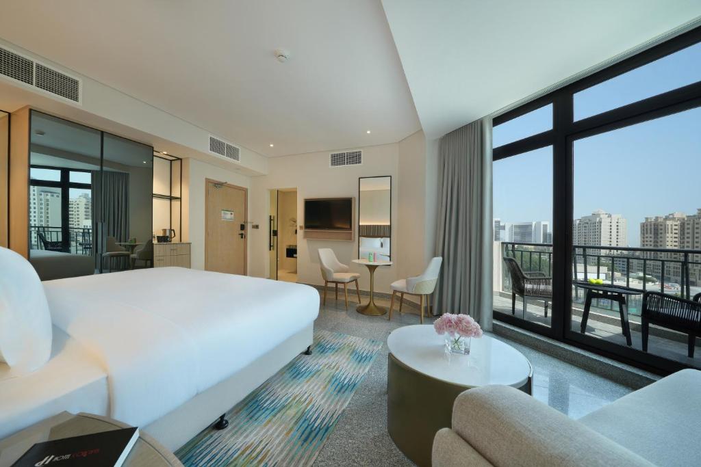 Arabian Park Dubai, an Edge by Rotana Hotelにあるテレビまたはエンターテインメントセンター