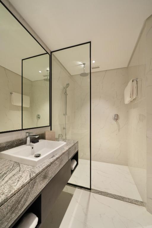 Arabian Park Dubai, an Edge by Rotana Hotelにあるバスルーム