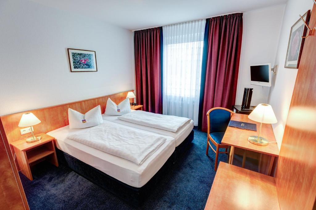Postel nebo postele na pokoji v ubytování Hotel Antares München