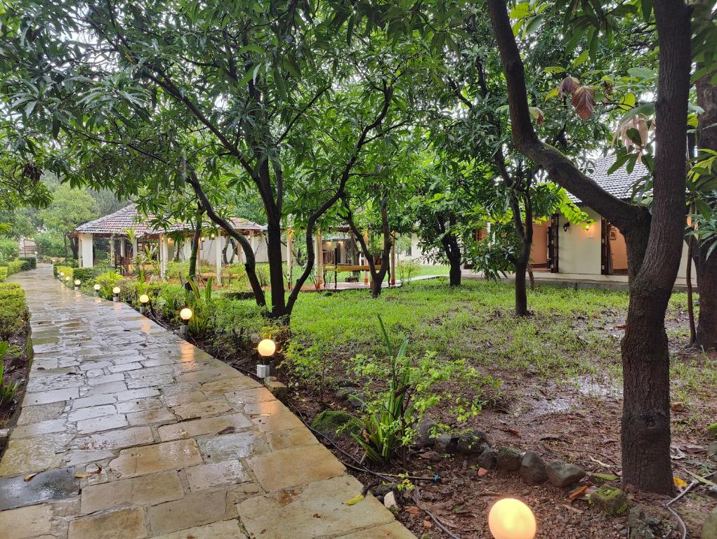 Zahrada ubytování SaffronStays Mango Huts by the River, Pali