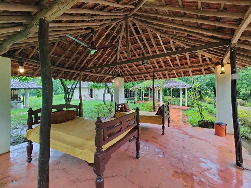 Zahrada ubytování SaffronStays Mango Huts by the River, Pali