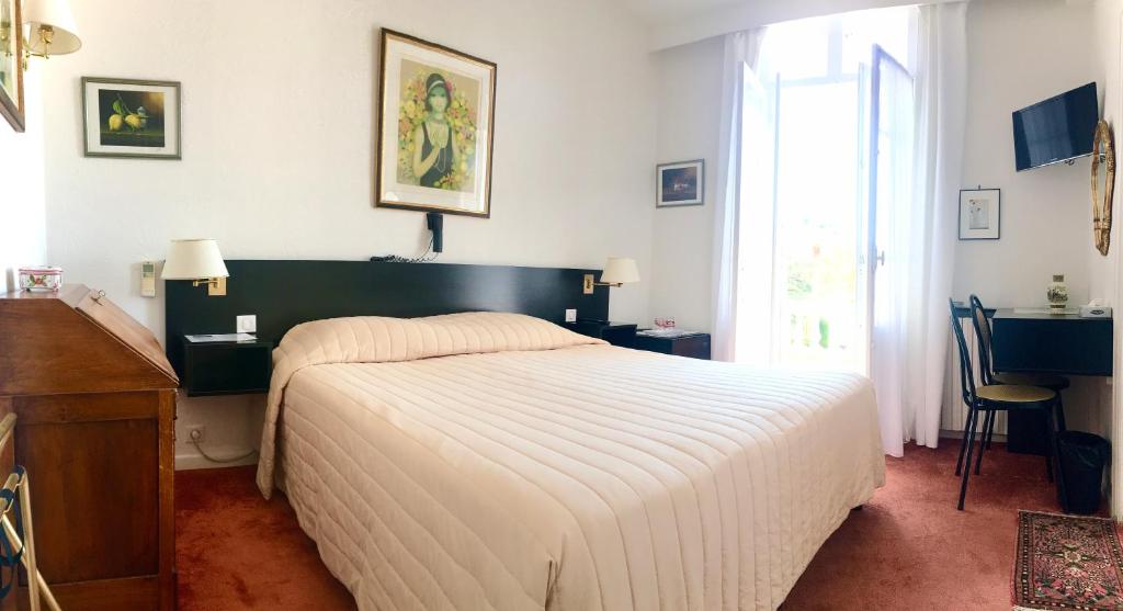Postel nebo postele na pokoji v ubytování Hotel des Mimosas