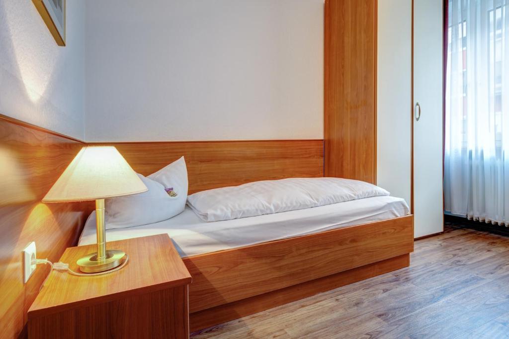 Postel nebo postele na pokoji v ubytování Hotel Antares München