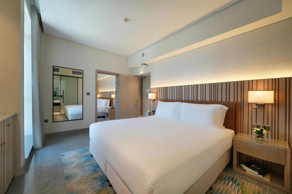 Arabian Park Dubai, an Edge by Rotana Hotelにあるベッド