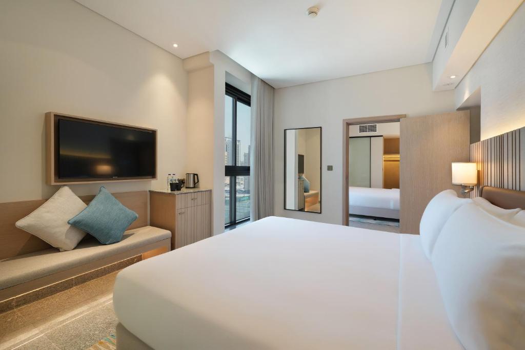 Arabian Park Dubai, an Edge by Rotana Hotelにあるベッド