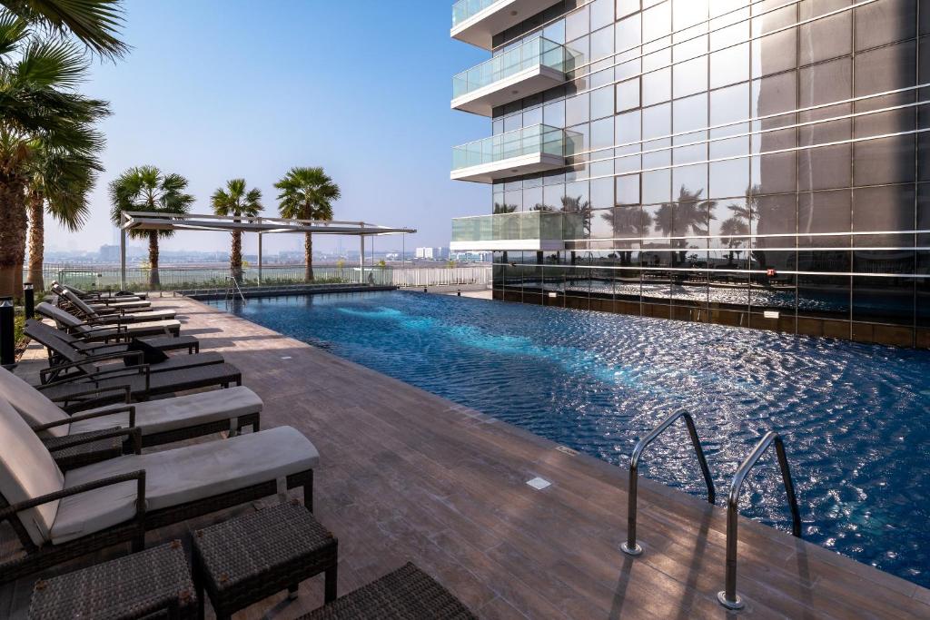 Bazén v ubytování Welcoming Studio in Damac Hills Carson B nebo v jeho okolí