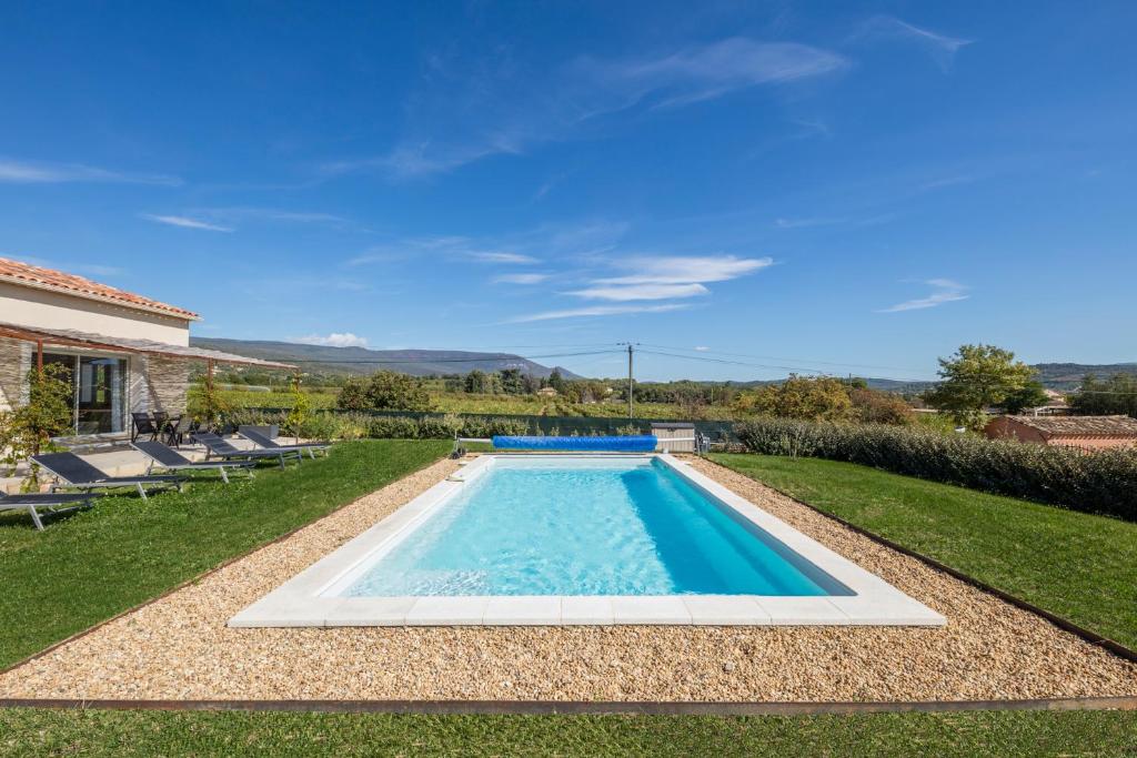 una piscina en el patio de una casa en Villa Piscine Chauffée, 5min du village et Climatisation en Saint-Saturnin-dʼApt