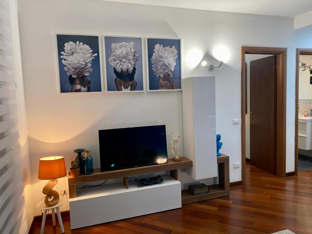 Telewizja i/lub zestaw kina domowego w obiekcie Ada’s Garden House