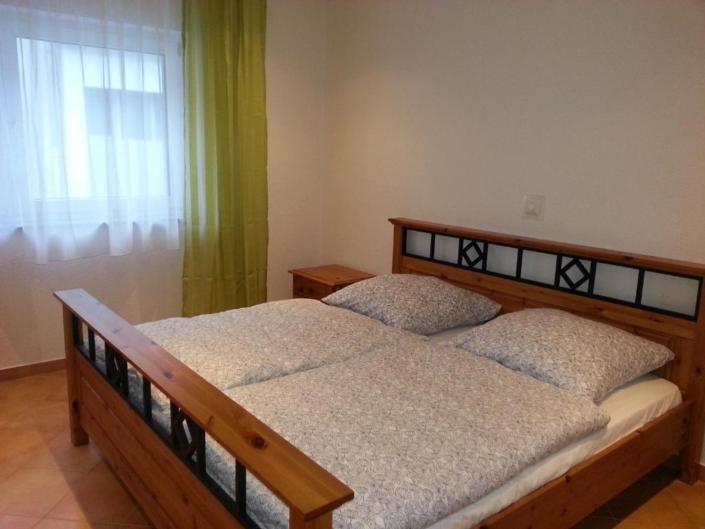 1 Schlafzimmer mit 2 Betten und einem Fenster in der Unterkunft Heidelbed Ferienwohnung Heidelberg Simone Leisten in Heidelberg