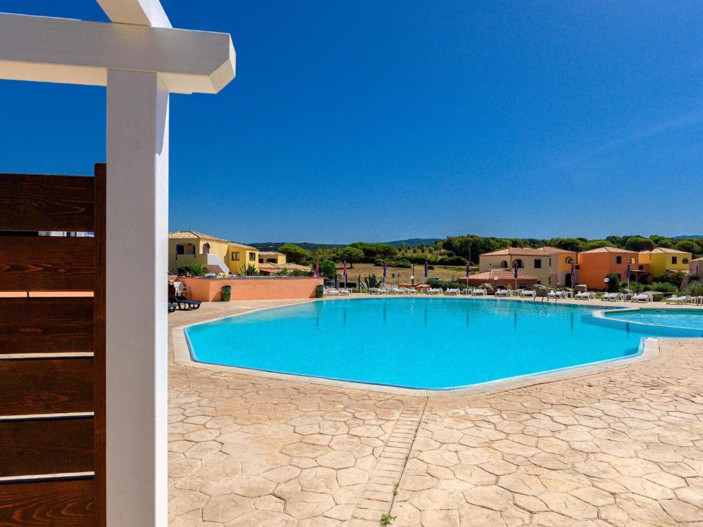 Bazén v ubytování Cosy apartment in Aglientu with private terrace nebo v jeho okolí