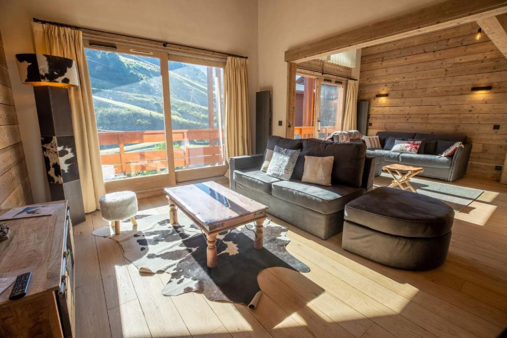 un salon avec un canapé et une table dans l'établissement Sherpa 17 with sauna - Mottaret's snowfront, à Méribel