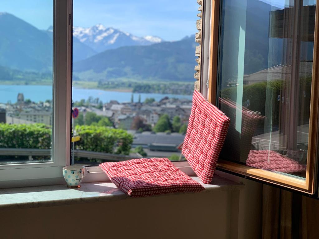 a window with two napkins on a window sill at Lil´s Dahoam in Zell am See