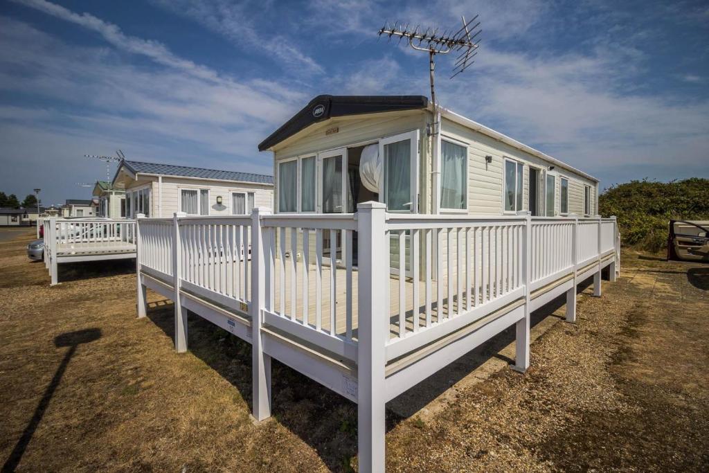 Beautiful Caravan With Decking At Kessingland Beach In Norfolk Ref