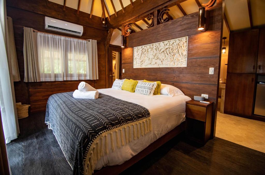 Postel nebo postele na pokoji v ubytování Selva Armonia Immersive Jungle Resort