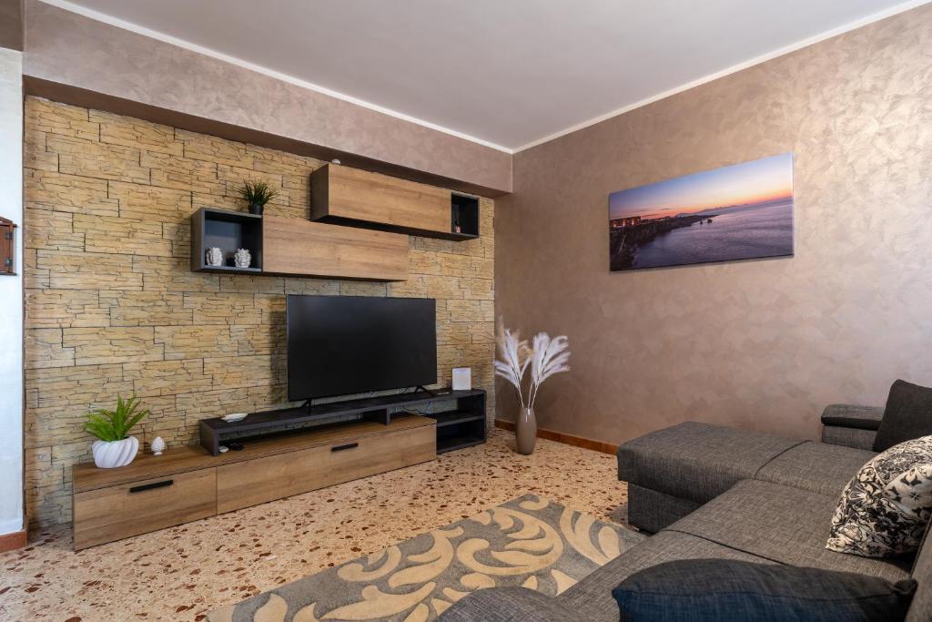Televízia a/alebo spoločenská miestnosť v ubytovaní Angy Apartment