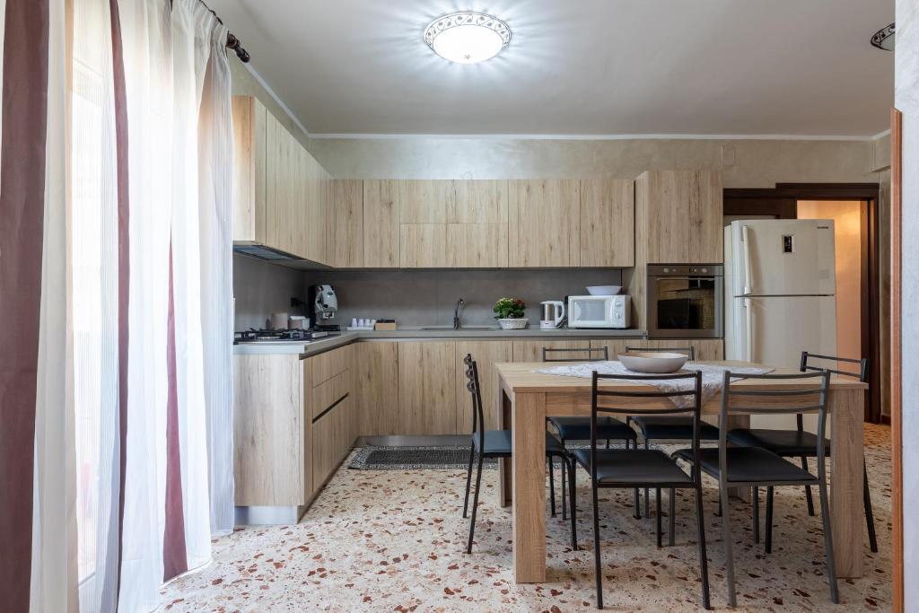 Kuchyňa alebo kuchynka v ubytovaní Angy Apartment