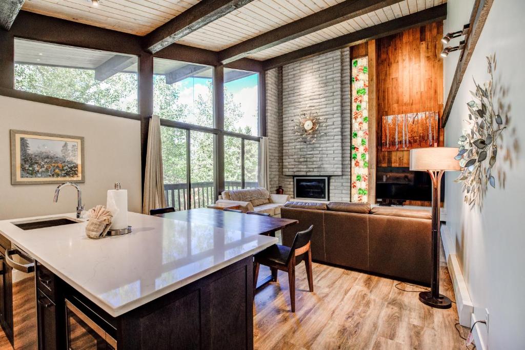 Köök või kööginurk majutusasutuses Tamarisk Telemark Condo: Great Location, Remodeled