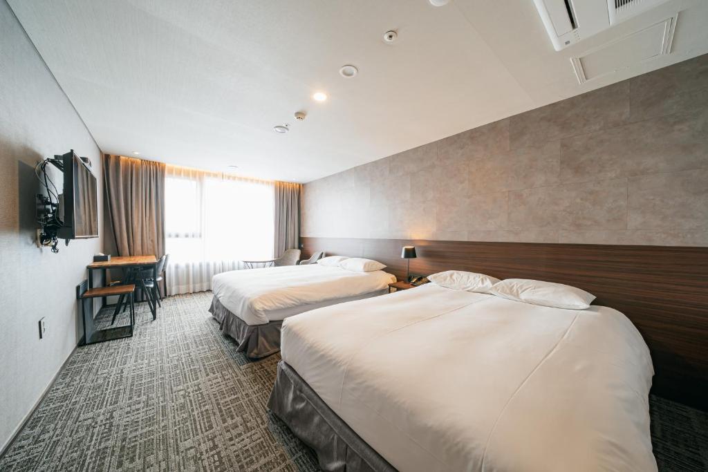 Postel nebo postele na pokoji v ubytování Hotel With City