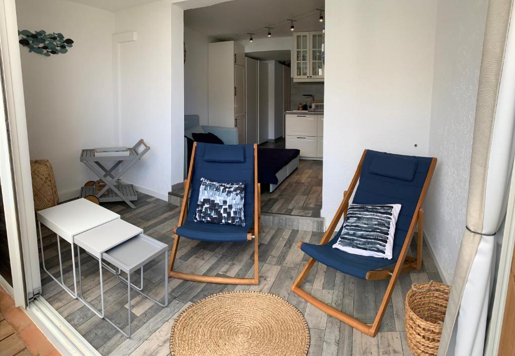 - un salon avec deux chaises et une table dans l'établissement Appartement 4 étoiles Golfe de St Tropez, à Cogolin