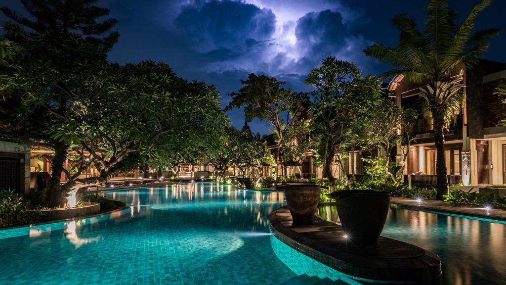 Bazén v ubytování Ramayana Suites and Resort nebo v jeho okolí