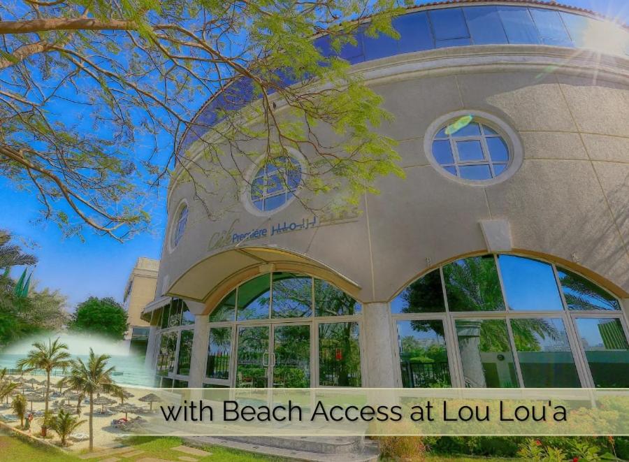 un edificio con las palabras acceso a la playa en lou loua en Sharjah Premiere Hotel & Resort, en Sharjah