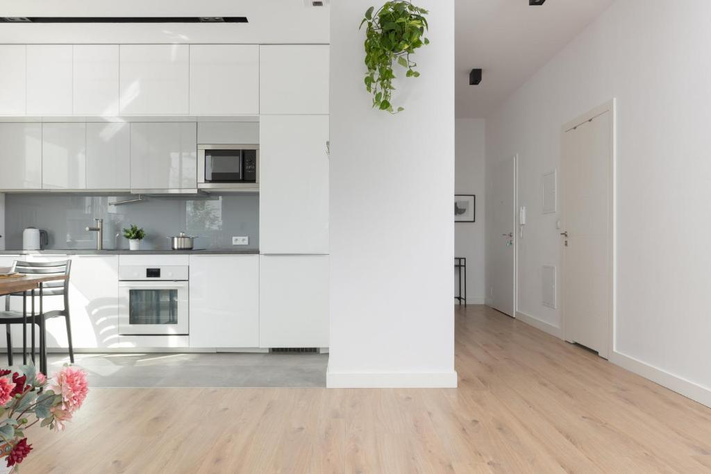Kuchyňa alebo kuchynka v ubytovaní Warsaw Jurajska Unique Apartment by Noclegi Renters