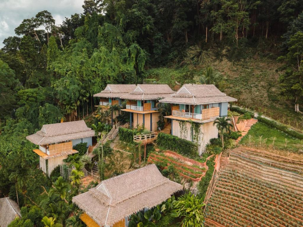 une vue aérienne sur une maison avec un toit dans l'établissement Baan Phuvara Retreat - Romantic Jacuzzi Mountain View Villas, à Ao Nang Beach