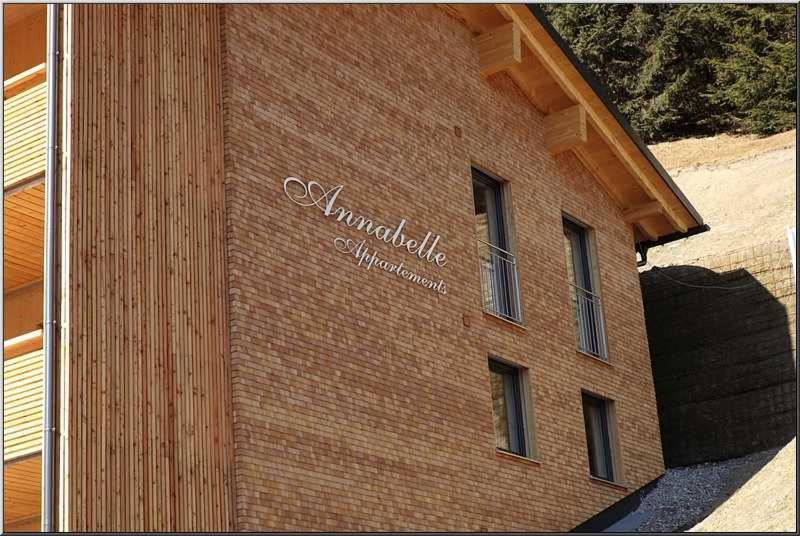 um edifício de tijolos com uma placa na lateral em Ferienwohnung Haus Annabelle Top 3 em Damüls
