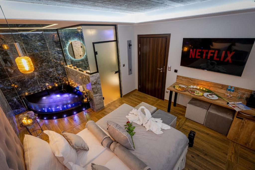 sala de estar con sofá y TV en Stacja Galicja Rooms blisko Energylandia, en Trzebieńczyce