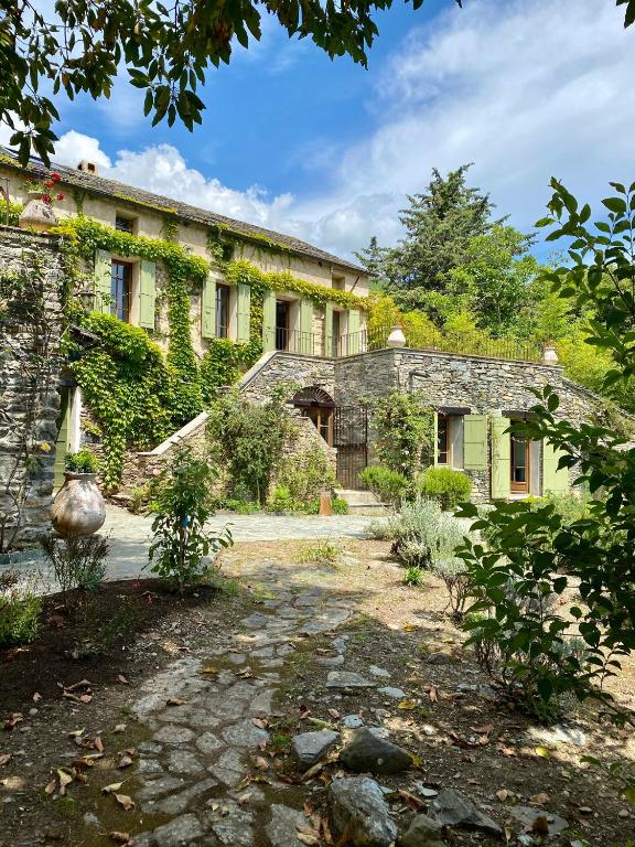 - un vieux bâtiment en pierre avec du lierre dans l'établissement La Bergerie Fiumicellu, à Santa-Maria-di-Lota