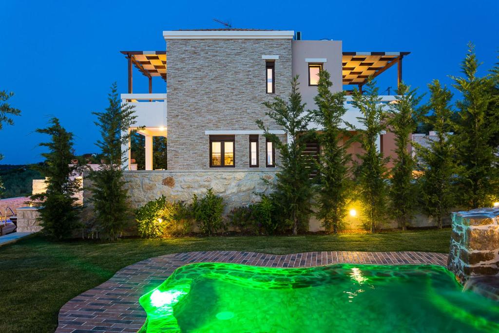 uma casa com piscina em frente a uma casa em Family villa, Fantastic views, Private pool, Free laptop 1 em Roúpai