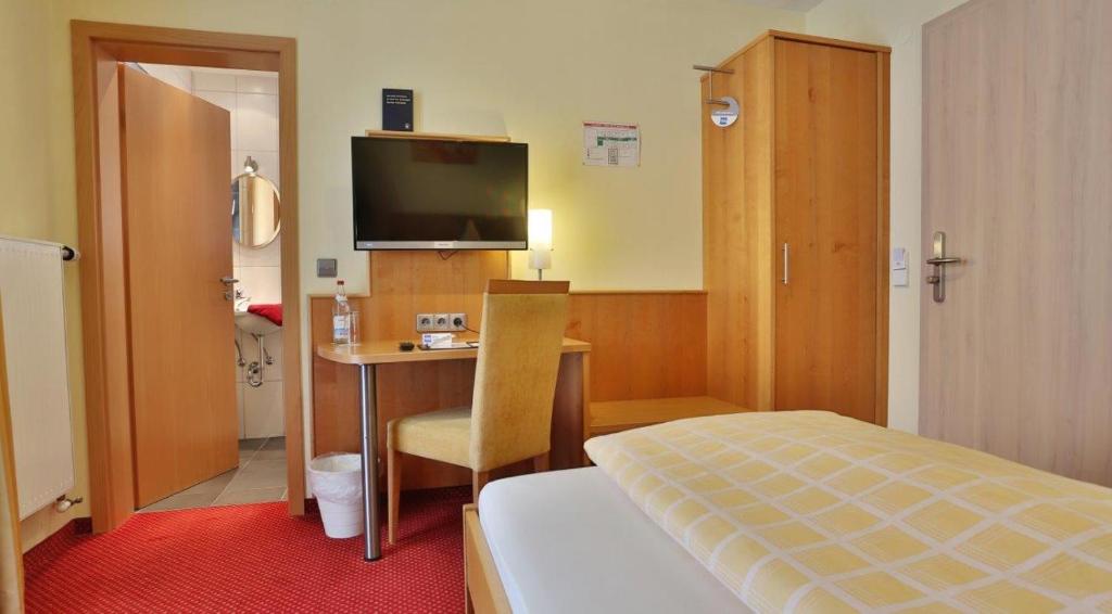 TV a/nebo společenská místnost v ubytování Hotel KRONE Garni