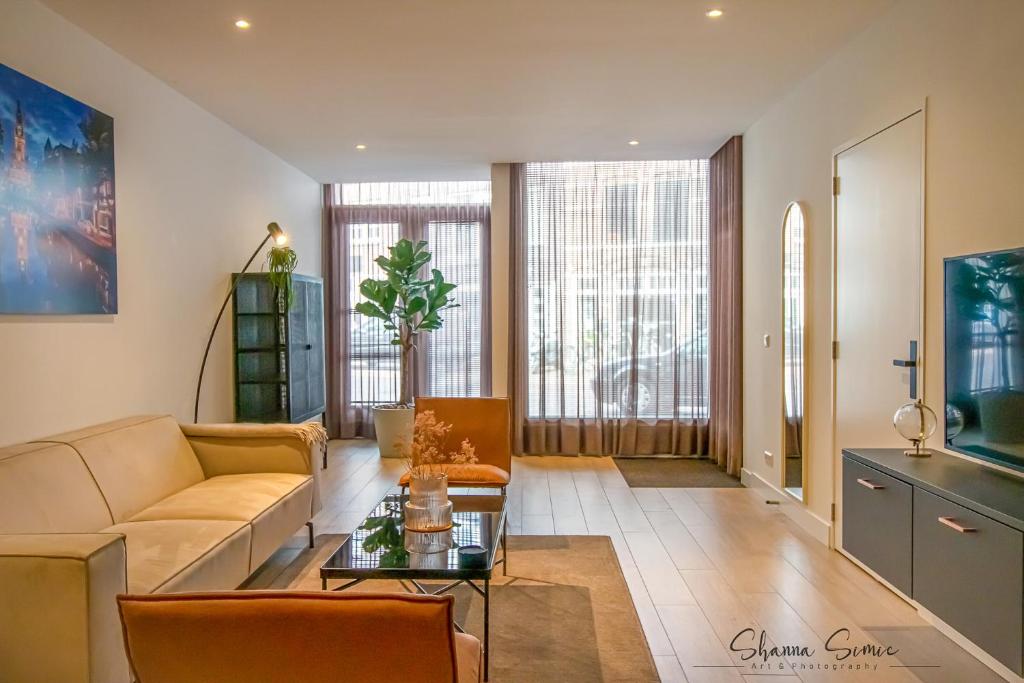 sala de estar con sofá y mesa en ApartHotel Boutique by Urban Home Stay, en Alkmaar
