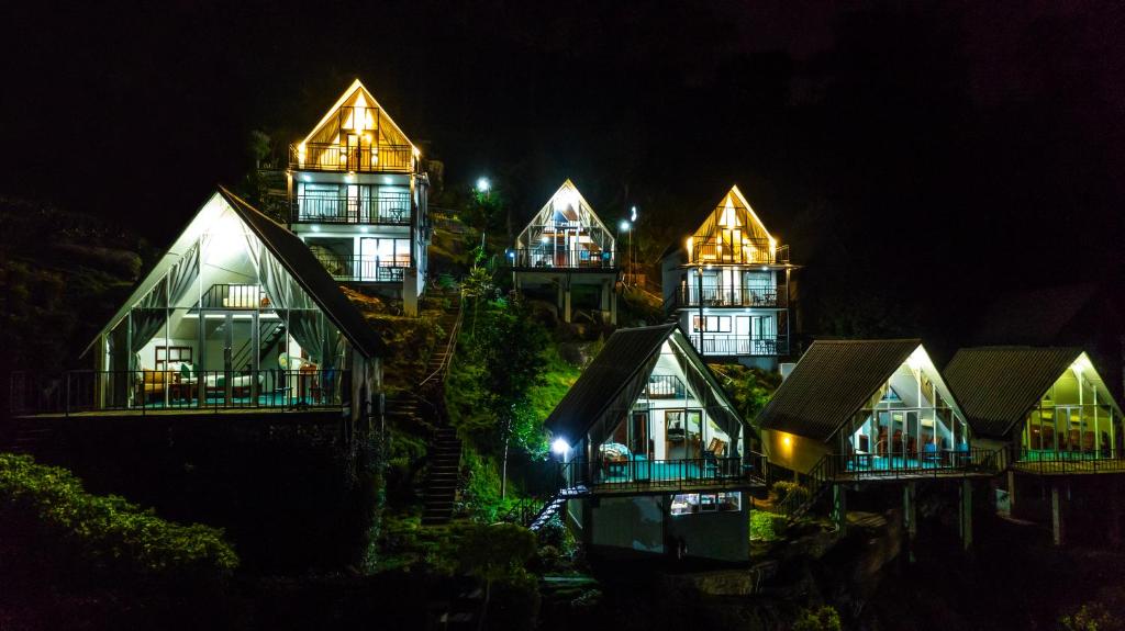 un edificio con luces por la noche en Hummingbird St.Clare Villas en Dimbula