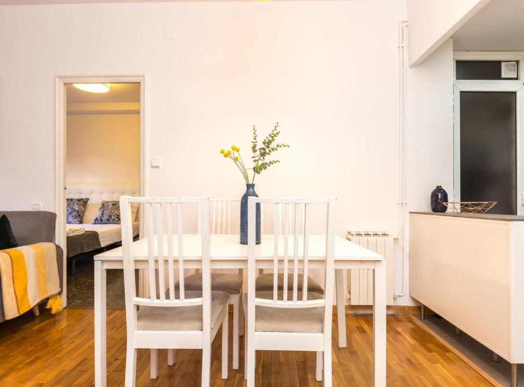Posedenie v ubytovaní Find Calm at this cozy City Sanctuary with terrace