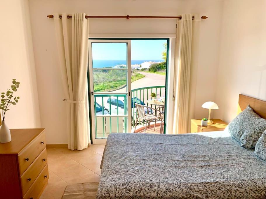 Postel nebo postele na pokoji v ubytování Casa Da luz 5 - st james apt 2 bedrooms , Amazing sea view , pool , wifi